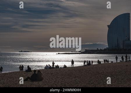 Menschen entspannen und baden am Strand Barceloneta in Barcelona, Spanien. Panoramablick. Stockfoto