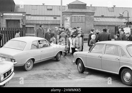 Streikaktion in Longbridge, zur Unterstützung des ersten offiziellen eintägigen Streiks gegen das Industrial Relations Bill, Birmingham, Montag, 1.. März 1971. Mitglieder der Amalgamated Union of Engineering Workers, die sich gegen das Gesetz über Arbeitsbeziehungen eingesetzt haben. Stockfoto