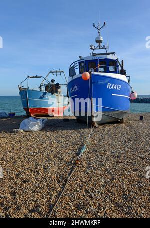 Fischerboote am Kiesstrand von Hastings, East Sussex, Großbritannien Stockfoto