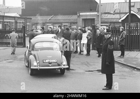 Streikaktion in Longbridge, zur Unterstützung des ersten offiziellen eintägigen Streiks gegen das Industrial Relations Bill, Birmingham, Montag, 1.. März 1971. Mitglieder der Amalgamated Union of Engineering Workers, die sich gegen das Gesetz über Arbeitsbeziehungen eingesetzt haben. Stockfoto