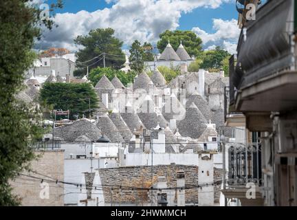 Alberobello, Apulien, Italien. August 2021. Atemberaubende Luftaufnahmen des bezaubernden historischen Dorfes. Von oben aus zeichnet sich die unverwechselbare Stadtlandschaft aus Stockfoto