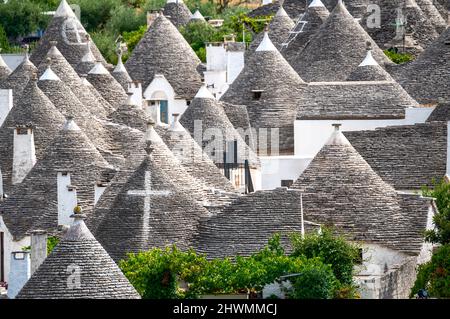 Alberobello, Apulien, Italien. August 2021. Atemberaubende Luftaufnahmen des bezaubernden historischen Dorfes. Von oben aus zeichnet sich die unverwechselbare Stadtlandschaft aus Stockfoto