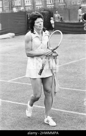 Billie Jean King (Moffitt), geboren am 22. November 1943, ist ein amerikanischer, ehemaliger World No. 1-Profi-Tennisspieler. King gewann 39 Grand-Slam-Titel: 12 im Einzel, 16 im Damendoppel und 11 im gemischten Doppel. Sie gewann den Einzeltitel bei den ersten WTA Tour Championships. Sie vertrat oft die Vereinigten Staaten im Federation Cup und im Wightman Cup.(Bild) Bille Jean King die Titelverteidigerin spielt in einem Frauendoppelspiel mit Miss Casals gegen Miss Stap und Miss Kroshina. 21.. Juni 1973 Stockfoto