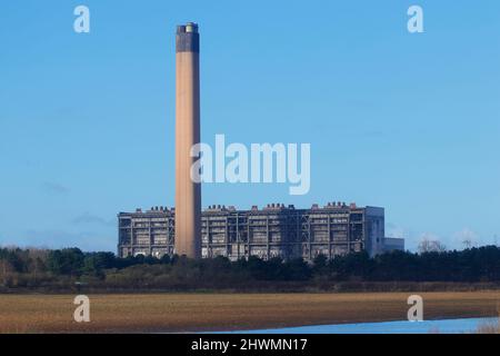 Die Überreste des Kraftwerksgebiets von Eggborough, nachdem der Kohlebunker durch kontrollierte Sprengstoffe abgerissen wurde. Stockfoto