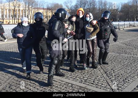 Sankt Petersburg, Russland. 06. März 2022. Polizisten verhaften Demonstranten während einer Demonstration gegen die russische Militäroperation in der Ukraine. (Foto von Stringer/SOPA Images/Sipa USA) Quelle: SIPA USA/Alamy Live News Stockfoto
