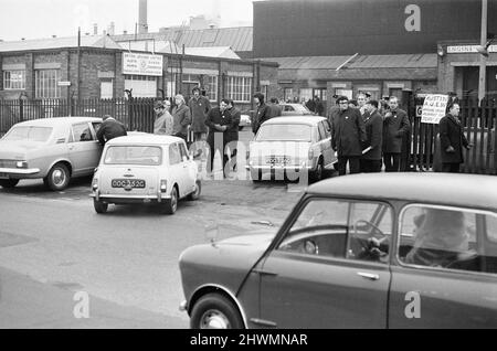 Streikaktion in Longbridge, zur Unterstützung des ersten offiziellen eintägigen Streiks gegen das Industrial Relations Bill, Birmingham, Montag, 1.. März 1971. Mitglieder der Amalgamated Union of Engineering Workers, die sich gegen das Gesetz über Arbeitsbeziehungen eingesetzt haben. Stockfoto