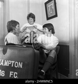 Southampton Ladies Football Club-Team in der Ankleide des Civil Service Sport Ground bereiten sich die Mädchen auf ein Training vor. Von links nach rechts: Sue Lopez 25, Lesley Lloyd 23 und Pat Judd 18. 8. Mai 1971. Stockfoto