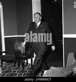 Bob Lord, Vorsitzender des Burnley Football Club, bei Turf Moor vor einem Karfreitag-Kirchspiel, das am Boden stattfindet. 31.. März 1971. Stockfoto