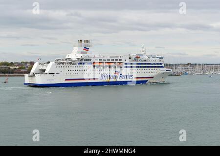 Ein Schiff der Brittany Ferries segelt nach der Überquerung des Kanals von Frankreich zum Dock in Portsmouth, Großbritannien. Stockfoto