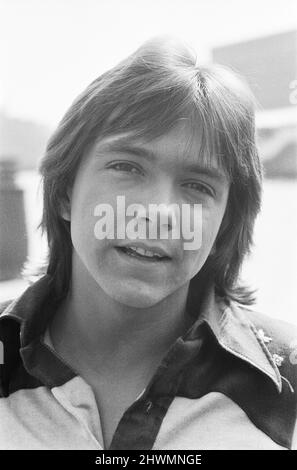 David Cassidy, Sänger und Schauspieler, im Bild 1972. David ist an Bord der 120 Meter langen Luxusyacht „Ocean Saber“ abgebildet, die er persönlich gechartert hat und an der Themse am Tower Pier festmacht. David Bruce Cassidy ist weithin bekannt für seine Rolle als Keith Partridge in der musikalischen Sitcom The Partridge Family von 1970s, die dazu führte, dass er zu einem der berühmtesten Teenager-Idole und Popsänger der 1970s der Popkultur wurde. Später hatte er eine Karriere sowohl in der Schauspielerei als auch in der Musik. Bild aufgenommen am 6.. September 1972 Stockfoto