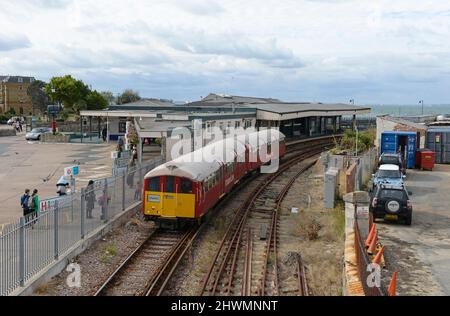 Ein Zug wartet am Ryde Bahnhof auf der Isle of Wight Bahnlinie, Großbritannien. Diese 1930s Einheiten wurden jetzt durch neue ersetzt. Stockfoto