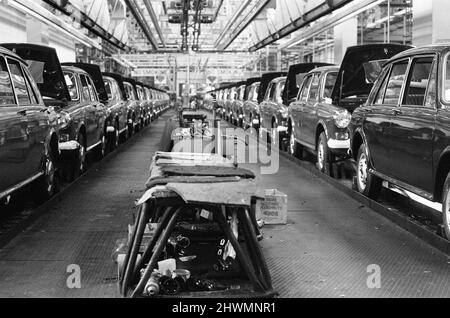 Streikaktion Motor Industry, Birmingham, zur Unterstützung des ersten offiziellen eintägigen Streiks gegen das Industrial Relations Bill, Birmingham, Montag, 1.. März 1971. Mitglieder der Amalgamated Union of Engineering Workers, die sich gegen das Gesetz über Arbeitsbeziehungen eingesetzt haben. Stockfoto