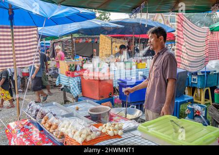 Lokaler Sonntagsmarkt im Dorf Khao Tao südlich von Hua hin in Thailand Stockfoto