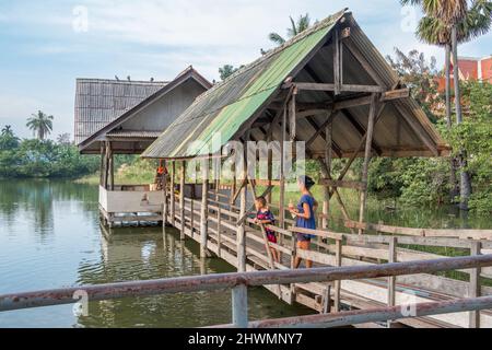 Tempelbereich während des Sonntagsmarktes im Dorf Khao Tao südlich von Hua hin in Thailand Stockfoto