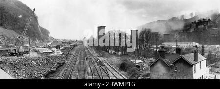 Überreste des Walnut Tree Viaduct, eines Eisenbahnviadukts, das sich oberhalb des südlichen Dorfs von Taffs Well, Cardiff, Südwales, befindet, Mittwoch, 17.. Februar 1971. Unser Bild zeigt ... im Zentrum von Taff Vale stehen die restlichen Säulen des Walnut Tree Viadukts, eine Säule ist bereits gefallen, um Platz für die Straße zu machen. Stockfoto