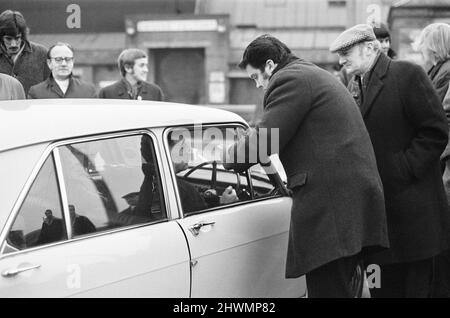 Streikaktion in Longbridge, zur Unterstützung des ersten offiziellen eintägigen Streiks gegen das Industrial Relations Bill, Birmingham, Montag, 1.. März 1971. Mitglieder der Amalgamated Union of Engineering Workers, die sich gegen das Gesetz über Arbeitsbeziehungen eingesetzt haben. Stockfoto