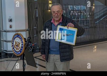 NEW YORK, NY – 06. MÄRZ: Der Mehrheitsführer des Senats, US-Senator Chuck Schumer (D-NY), fordert die Regierung Biden auf, am 6. März 2022 in New York City sowjetische Jets im Besitz von Polen und anderen osteuropäischen Ländern in die Ukraine zu überführen. Senator Schumer war am 5. März 2022 mit dem ukrainischen Präsidenten Zelensky in einem Zoom-Gespräch und die Ukraine bat um Hilfe bei Kampfjets. Senator sagt, dass die Piloten der ukrainischen Luftwaffe wissen, wie sie diese Arten von Jets bedienen können, während sie ein Foto von einem von ihnen halten. Kredit: Ron Adar/Alamy Live Nachrichten Stockfoto