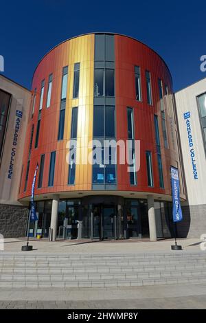 Der mehrfarbige Haupteingang zum Ashford College in Ashford, Kent, Großbritannien Stockfoto