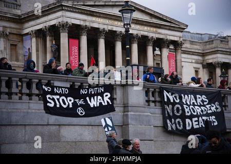 London, Großbritannien. 01. Januar 2014. Auf dem Trafalgar Square sind Banner zu sehen, um gegen russische Angriffe auf die Ukraine in London zu protestieren. Kredit: SOPA Images Limited/Alamy Live Nachrichten Stockfoto