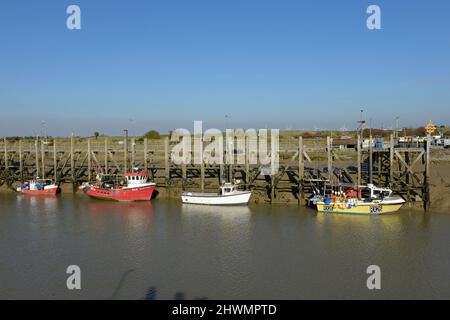 Kleine Boote, die im Hafen von Rye in East Sussex, Großbritannien, festgemacht sind Stockfoto