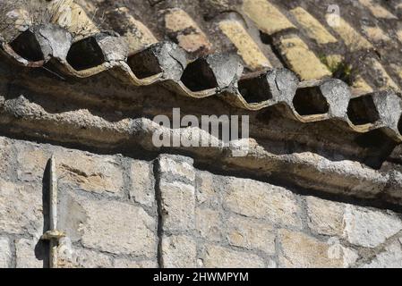Altes historisches Gebäude antikes Ziegeldach auf einer verwitterten Steinmauer in Nafplio, Griechenland. Stockfoto