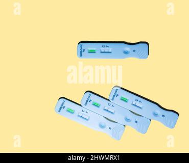 Covid 19 positiver und negativer Antigentest, um zu bestätigen, ob der Patient erkrankt ist Stockfoto