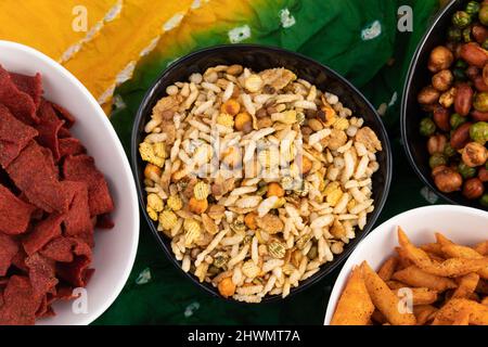 Salzige Namkeen Snacks - Mischung Aus Murmura Masala Chuda Bhunja Namkin Chooda Bhoonja Moorhi Chewra Chana Jor Garam Und Mais. Festliches Food-Thema Für Ho Stockfoto