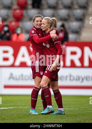 Karolina Lea Vilhjalmsdottir (23 FC Bayern München) und Lea Schüller (11 FC Bayern München) feiern das Tor während der Flyeralarm Frauen Bundesliga Stockfoto