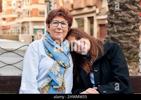 Porträt einer jungen Frau und einer reifen Frau, die lächelnd die Kamera anschaut Stockfoto