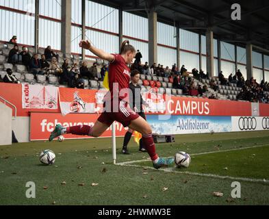 Klara Buehl (17 FC Bayern München) beim Flyeralarm Frauen Bundesliga-Spiel zwischen dem FC Bayern München und 1. FC Köln auf dem FC Bayern Campus, München Stockfoto