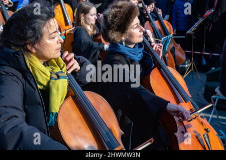 London, England, UK 6 March 2022 Musiker kommen auf dem Trafalgar Square zusammen, um ein Konzert für den Frieden zu spielen, in Solidarität mit dem ukrainischen Volk.Quelle: Denise Laura Baker/Alamy Live News Stockfoto