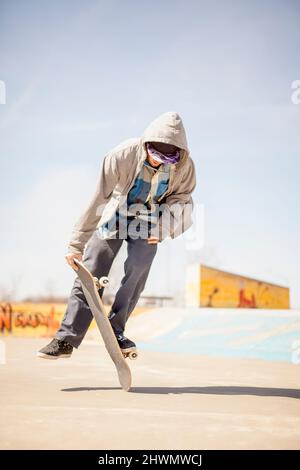 Junge Skateboard-Enthusiasten machen alte Schule Tricks Stockfoto