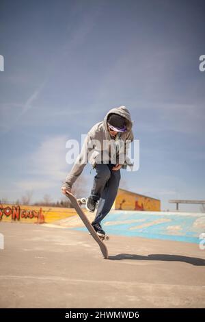 Junge Skateboard-Enthusiasten machen alte Schule Tricks Stockfoto