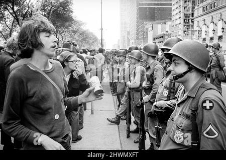 Eine Gruppe von Personen, die vor einer Reihe von Soldaten der Nationalgarde standen, gegenüber dem Hilton Hotel im Grant Park während der Democratic National Convention, Chicago, Illinois, USA, Warren K. Leffler, 26. August 1968 Stockfoto