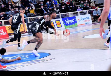 Trient, Italien. 06. März 2022. Jordan Caroline (Dolomiti Energia Trentino) während der Dolomiti Energia Trentino gegen Banco di Sardegna Sassari, Italienische Basketball A Serie Championship in Trient, Italien, März 06 2022 Quelle: Independent Photo Agency/Alamy Live News Stockfoto