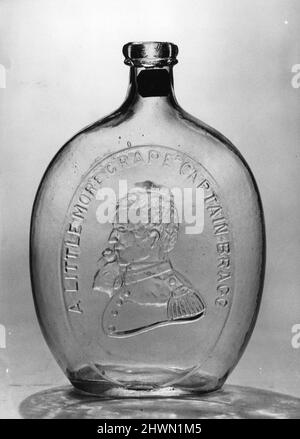 Washington und Bragg Flask. Maker, wahrscheinlich von: Clevenger Brothers Glass Works, amerikanisch, 1930–1999 Thema: George Washington, amerikanisch, 1732–1799, LL.D. 1781 Thema: Braxton Bragg, Amerikaner, 1817–1876 Stockfoto