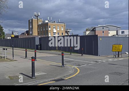 Der abgerissene Standort der öffentlichen Bibliothek in Wickford an der Ecke Market Road und Market Avenue ist für die Erschließung eingezäunt. Gelbes Zeichen veraltet. Stockfoto