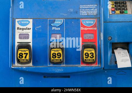 Danville, Usa. 06. März 2022. Die Preise für Benzin über $4 pro Gallone werden auf der Pumpe einer Exxon-Station angezeigt.der durchschnittliche Benzinpreis in Pennsylvania erreichte laut AAA am 6. März 2022 einen Rekordhoch von $4,179 pro Gallone. Kredit: SOPA Images Limited/Alamy Live Nachrichten Stockfoto