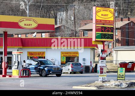 Danville, Usa. 06. März 2022. Die Preise für Benzin, über $4 pro Gallone und Diesel, über $5 pro Gallone werden an einer Penn Jersey Food Mart Station angezeigt.der durchschnittliche Benzinpreis in Pennsylvania erreichte laut AAA am 6. März 2022 einen Rekordhoch von $4,179 pro Gallone. Kredit: SOPA Images Limited/Alamy Live Nachrichten Stockfoto