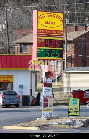 Danville, Usa. 06. März 2022. Die Preise für Benzin, über $4 pro Gallone und Diesel, über $5 pro Gallone werden an einer Penn Jersey Food Mart Station angezeigt.der durchschnittliche Benzinpreis in Pennsylvania erreichte laut AAA am 6. März 2022 einen Rekordhoch von $4,179 pro Gallone. Kredit: SOPA Images Limited/Alamy Live Nachrichten Stockfoto