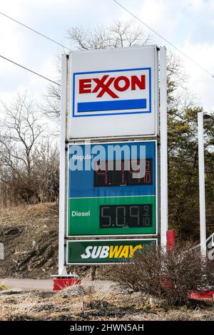 Danville, Usa. 06. März 2022. Die Preise für Benzin und Diesel werden an einer Exxon-Station angezeigt.der durchschnittliche Benzinpreis in Pennsylvania erreichte laut AAA am 6. März 2022 einen Rekordwert von $4,179 pro Gallone. Kredit: SOPA Images Limited/Alamy Live Nachrichten Stockfoto