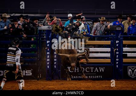 Arlington, Texas, USA. 06. März 2022. Arlington TX - März 06: Dener Young fährt 617 Scarry Larry für 79,50 Punkte während des American Rodeo in der AT&T Arena in Arlington, Texas, USA. (Foto von Matt Davies/PXImages) Credit: Px Images/Alamy Live News Stockfoto