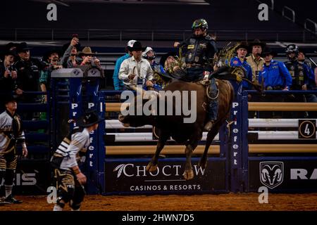 Arlington, Texas, USA. 06. März 2022. Arlington TX - März 06: Dener Young fährt 617 Scarry Larry für 79,50 Punkte während des American Rodeo in der AT&T Arena in Arlington, Texas, USA. (Foto von Matt Davies/PXImages) Credit: Px Images/Alamy Live News Stockfoto