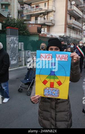 Arzano, Italien. 06. März 2022. Die Gemeinden von Arzano, Casoria und Casavatore in der Provinz Neapel haben gemeinsam „Nein zum Krieg“ gesagt. (Foto: Salvatore Esposito/Pacific Press) Quelle: Pacific Press Media Production Corp./Alamy Live News Stockfoto