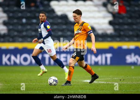 MKM Stadium, Hull, England - 5.. März 2022 Richard Smallwood (6) von Hull - während des Spiels Hull City gegen West Bromwich Albion, EFL Championship 2021/22 MKM Stadium, Hull, England - 5.. März 2022 Credit: Arthur Haigh/WhiteRoseFotos/Alamy Live News Stockfoto