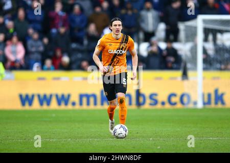 MKM Stadium, Hull, England - 5.. März 2022 Alfie Jones (5) von Hull - während des Spiels Hull City gegen West Bromwich Albion, EFL Championship 2021/22 MKM Stadium, Hull, England - 5.. März 2022 Credit: Arthur Haigh/WhiteRoseFotos/Alamy Live News Stockfoto