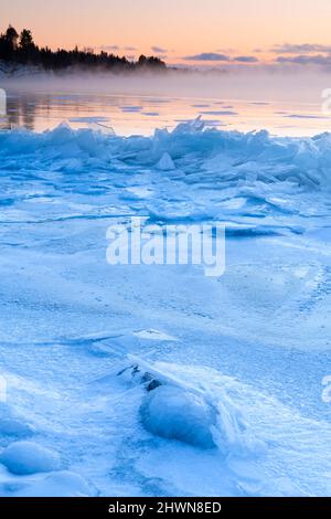 Natürlich angehäuftes Eis am Ufer des Lake Superior, in der Nähe von zwei Häfen, Minnesota, USA, von Dominique Braud/Dembinsky Photo Assoc Stockfoto