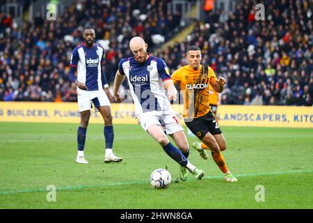 MKM Stadium, Hull, England - 5.. März 2022 Matt Clarke (16) aus West Bromwich, dicht gefolgt von Tyler Smith (22) aus Hull - während des Spiels Hull City gegen West Bromwich Albion, EFL Championship 2021/22 MKM Stadium, Hull, England - 5.. März 2022 Credit: Arthur Haigh/WhiteRoseFotos/Alamy Live News Stockfoto