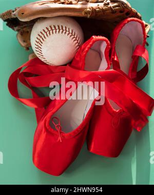 Leuchtend rote Ballet spitzenschuhe, gruppiert mit Softball und Handschuh. Vor blauem oder grünem Hintergrund. Stockfoto