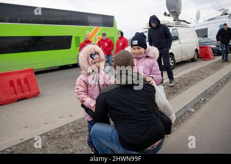 Medyka, Polen. 06. März 2022. Ein Vater trifft sich mit seinen Töchtern an der Grenze. Mehr als 1,3 Millionen Ukrainer sind in ihr Land geflohen, um der russischen Invasion zu entkommen, von denen mindestens die Hälfte Polen erreicht hat. Viele humanitäre Experten warnen vor einer Massenkrise in Europa, die in den nächsten Wochen eintreten könnte. Kredit: SOPA Images Limited/Alamy Live Nachrichten Stockfoto